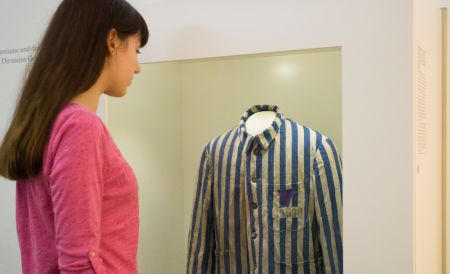 Das Foto zeigt die Sommerjacke eines Häftlings aus dem Konzentrationslager